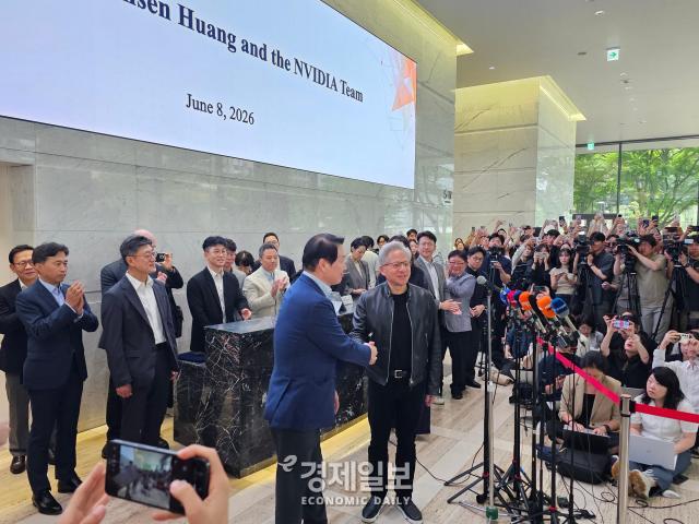 젠슨 황 엔비디아 최고경영자CEO가 8일 서울 종로구 SK서린빌딩에서 최태원 SK그룹 회장과 만나 브리핑을 한 뒤 악수하고 있다사진선재관 기자