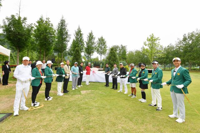 ‘파크골프 명예의 전당’제막식이 지난 7일 강원 화천군 하남면 거례리 산천어 파크골프장 제2구장에서 최문순 군수 역대 파크골프 페스티벌 우승자를 비롯한 클럽 관계자와 동호인들이 참석한 가운데 열렸다사진화천군