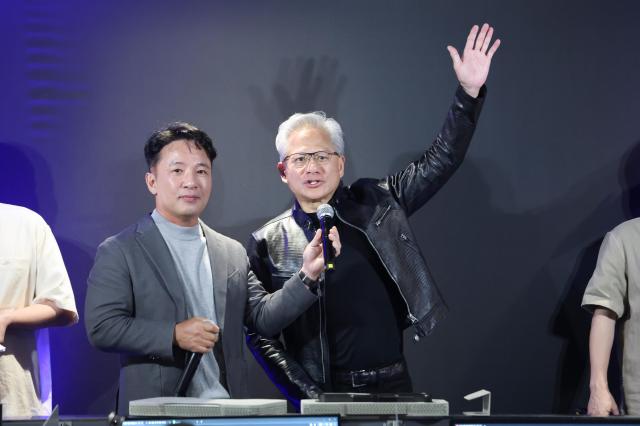 젠슨 황 엔비디아 최고경영자CEO가 7일 서울 서초구 포털 PC방을 방문해 엔씨 김택진 대표와 단상에 올라 발언하고 있다사진연합뉴스