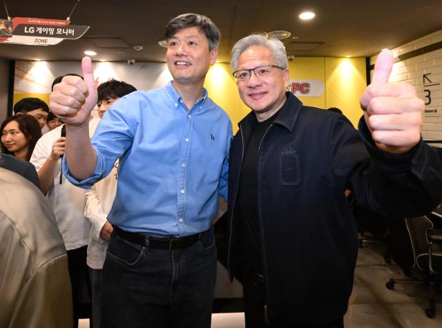 젠슨 황 엔비디아 최고경영자CEO가 7일 서울 강남구의 한 PC방에서 장병규 크래프톤 의장과 함께 유저들을 만나 엄지를 들어 보이고 있다사진공동취재