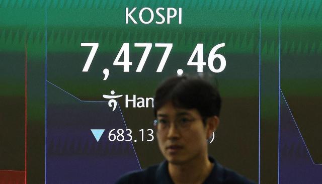 8일 국내 증시가 패닉에 빠지며 코스피 서킷브레이커가 발동된 가운데 서울 하나은행 딜링룸 딜러들이 분주하게 시장 상황을 주시하고 있다 사진연합뉴스