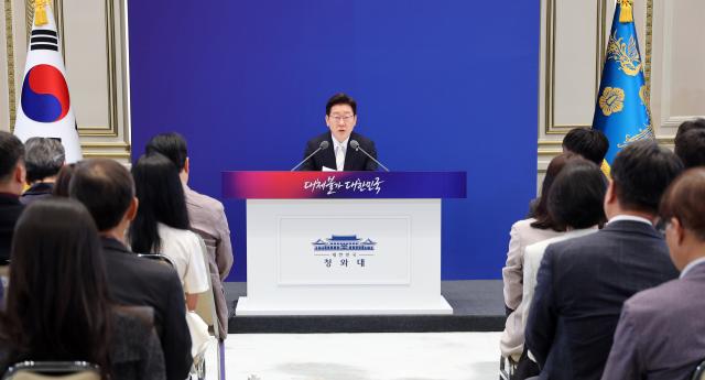 이재명 대통령이 8일 청와대 영빈관에서 열린 취임 1주년 기자회견에서 발언하고 있다 사진연합뉴스
