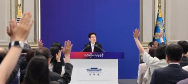 李在明在青瓦台召开就任一周年记者会