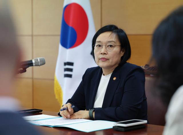 한성숙 국무총리 후보자가 8일 서울 종로구 금융감독원 연수원에 마련된 인사청문회 준비사무실에서 준비단 첫 회의를 하고 있다 사진연합뉴스