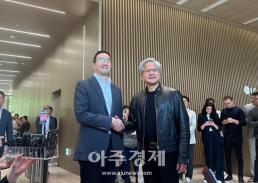 잠실구장 찾은 젠슨 황 시구에 집중하겠다···박정원 회장 직접 맞이 