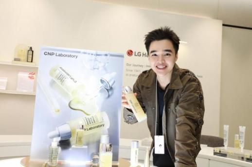 LG Household & Health Care đẩy mạnh thị trường Việt Nam, mời TikToker nổi tiếng Tun Phạm tham gia tour trải nghiệm thương hiệu CNP