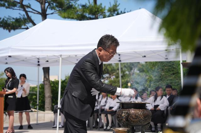 헌화하는 평택시의회 이윤하 의장 사진평택시의회