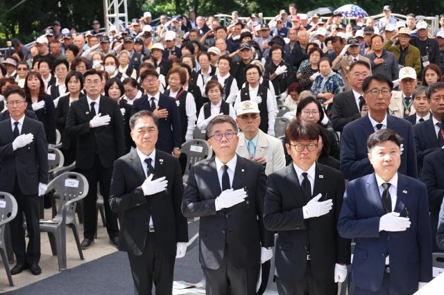 국기에 대한 경례하는 평택시의회 이윤하 의장앞줄 좌로부터 두 번째 모습 사진평택시의회
