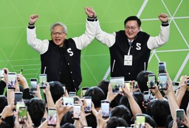 黄仁勋身穿首尔大校服与学生们互动