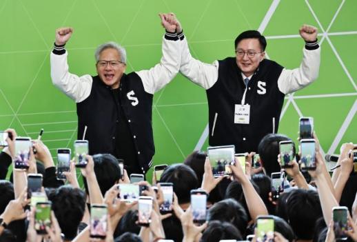 黄仁勋身穿首尔大校服与学生们互动
