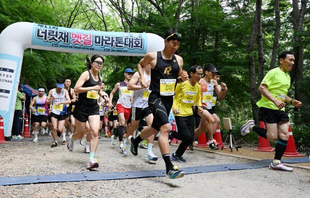 7일 열린 화순 너릿재 옛길 마라톤대회 출발선을 나서는 선수들 사진광주일보