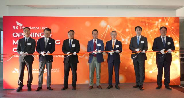 SK Inc. Vice Chairman and SK Americas CEO Yoo Jeong-jun, KASBP New Jersey and New York Chapter President Kang Min-seok, and SK Biopharm CEO Lee Dong-hoon participate in the ribbon-cutting ceremony for 'SK Life Science LinX.'