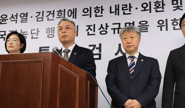 지난 2월 25일 과천 사무실에서 윤석열ㆍ김건희에 의한 내란ㆍ외환 및 국정농단 행위의 진상규명을 위한 특별검사 사무실 현판식을 마치고 권창영 특별검사와 권영빈 특검보오른쪽 사진연합뉴스