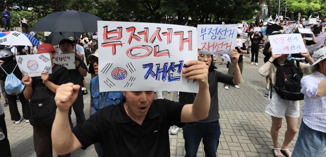 Protesters gather outside the vote-counting venue at the handball stadium in Olympic Park Songpa-gu Seoul on June 8 2026 AJP Han Jun-gu