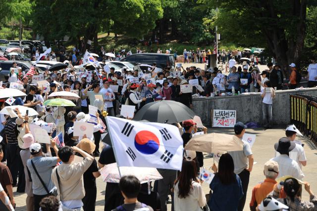 Protesters gather outside the vote-counting venue at the handball stadium in Olympic Park Songpa-gu Seoul on June 8 2026 AJP Han Jun-gu