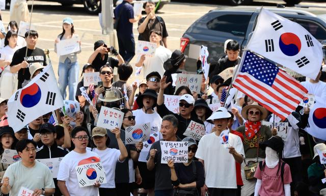 Protesters gather outside the vote-counting venue at the handball stadium in Olympic Park Songpa-gu Seoul on June 8 2026 AJP Han Jun-gu