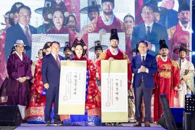 이재준 시장오른쪽이 족자를 전달한 후 정조대왕 역 나광열씨 혜경궁홍씨 역 배경숙씨 이재식 시의회 의장왼쪽과 기념촬영을 하고 있다사진수원시