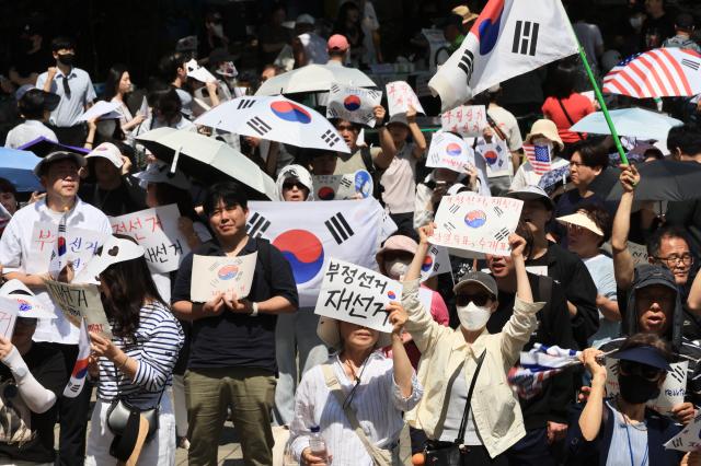 Protesters gather outside the vote-counting venue at the handball stadium in Olympic Park Songpa-gu Seoul on June 8 2026 AJP Han Jun-gu