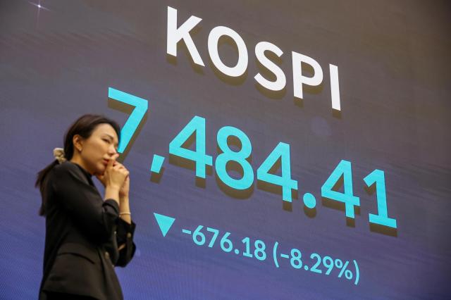 Chip sell-off sends KOSPI below 8,000