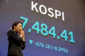 Chip sell-off sends KOSPI below 8,000