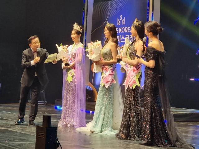 김연수 영예의 진眞왼쪽 두번째 임혜서 선善가운데 백은하 미美오른쪽 두번째 사진이동원 기자