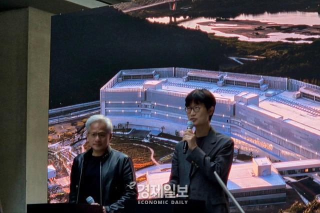이해진 네이버 이사회 의장오른쪽이 젠슨 황 엔비디아 CEO와 기자들의 질문에 답변하고 있다 사진류청빛 기자