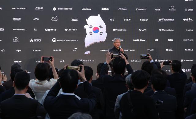 젠슨 황 엔비디아 최고경영자CEO가 8일 서울 중구 신라호텔에서 열린 엔비디아 코리아 AI 에코시스템 리셉션에서 연설하고 있다사진공동취재