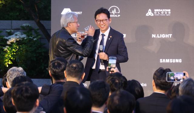젠슨 황 엔비디아 최고경영자CEO가 8일 서울 중구 신라호텔에서 열린 엔비디아 코리아 AI 에코시스템 리셉션에서 배경훈 부총리 겸 과학기술정보통신부 장관과 러브샷을 하고 있다사진연합뉴스