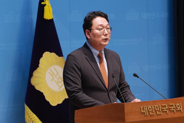 Cheon Ha-ram, floor leader of the Reform Party, speaks at a press conference regarding the ballot shortage.