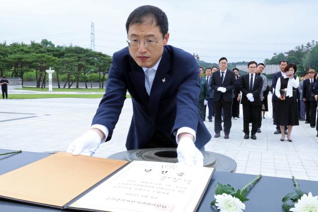 8일 김상욱 울산시장 당선인이 광주 국립5·18민주묘지를 찾아 당선증을 바치며 참배했다 사진연합뉴스