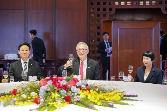 Wu Zhaojun raises a toast with lawmakers Kim Jae-won and Kwak Sang-eon during lunch on June 8.