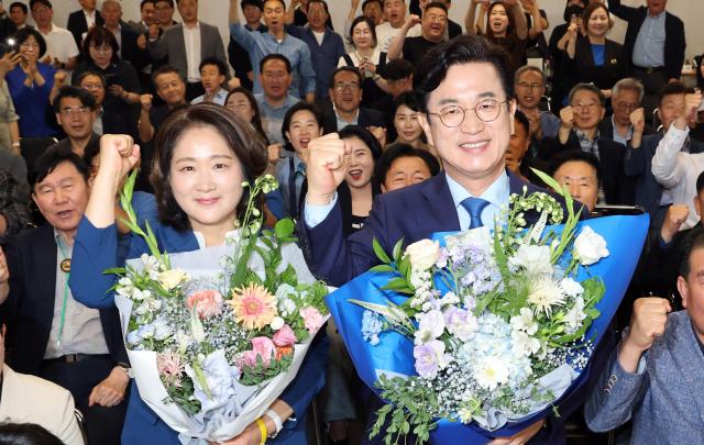 Heo Tae-jeong, the newly elected mayor of Daejeon, poses for a commemorative photo holding a bouquet at his campaign office in Jung-gu, Daejeon.