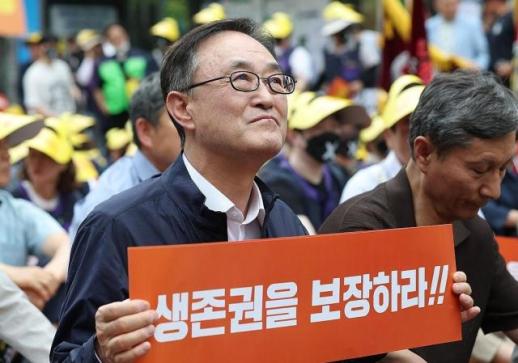 국회 앞 모인 소상공인 3000명... 송치영 최저소득 보장해야 