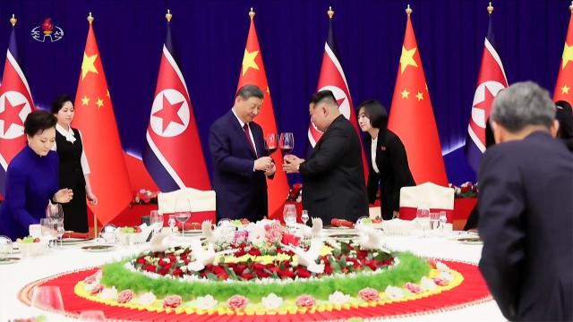 김정은 북한 국무위원장과 국빈 방문 중인 시진핑 중국 국가주석이 지난 8일 저녁 평양 목란관에서 열린 환영 연회에서 잔을 들어 건배하고 있다 조선중앙TV 화면 