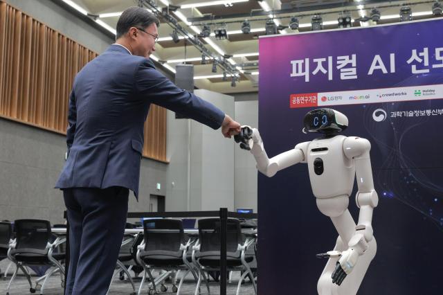 류제명 과학기술정보통신부 제2차관이 9일 오후 서울 강서구 마곡 LG사이언스파크에서 열린 피지컬 AI 선도기술개발 사업 착수보고회에서 LG전자의 홈로봇 LG 클로이드와 주먹인사를 하고 있다 20260609사진유대길 기자 dbeorlf123ajunewscom