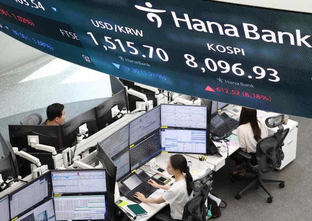 9일 서울 중구 하나은행 본점 딜링룸 전광판에 원달러 환율 코스피 코스닥 지수가 표시돼 있다 이날 코스피는 전장보다 61252포인트818 오른 809693으로 마감했다 사진연합뉴스