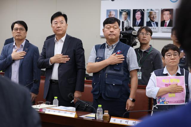 9일 정부세종청사 최저임금위원회에서 열린 제4차 전원회의에서 근로자위원과 사용자위원들이 국기에 경례하고 있다 왼쪽부터 양옥석 중소기업중앙회 인력정책본부장 류기정 한국경영자총협회경총 전무 류기섭 한국노총 사무총장 민주노총 이미선 부위원장사진연합뉴스