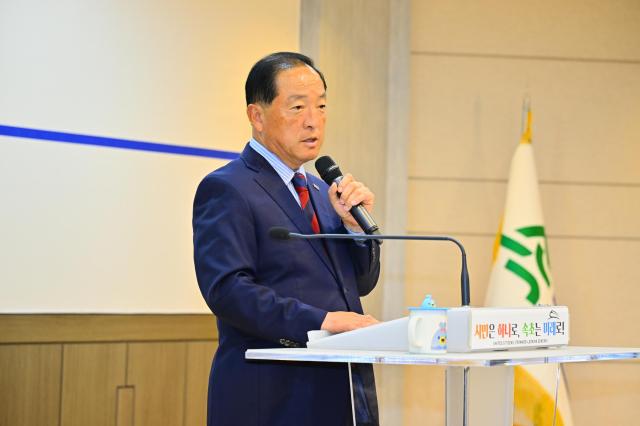6월 8일 월례조회에서 주요 방침 설명하는 이병선 속초시장 사진속초시 