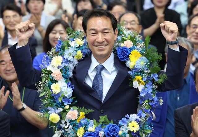  더불어민주당 우상호 강원특별자치도지사 후보가 당선자가 4일 당선을 기뻐하고 있다사진연합뉴스