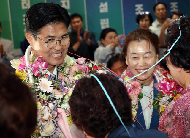 Lee Won-taek, the newly elected governor of Jeonbuk, celebrates his victory with a flower necklace on June 4. Photo: Yonhap News