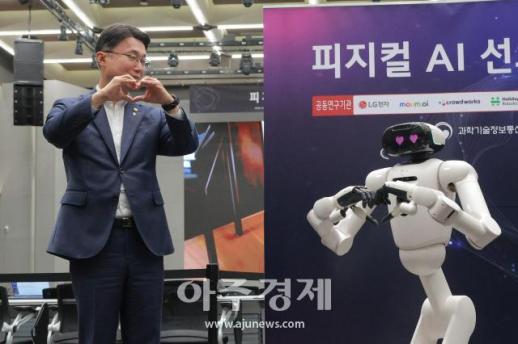 [포토] ​​​​​​​피지컬 AI 기술 시연 참관하는 류제명 2차관
