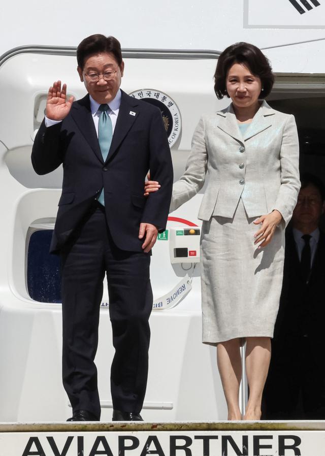 벨기에를 방문한 이재명 대통령과 김혜경 여사가 9일현지시간 브뤼셀 멜스부르크 공군 기지에 도착한 공군 1호기에서 환영객에게 인사하고 있다 사진연합뉴스