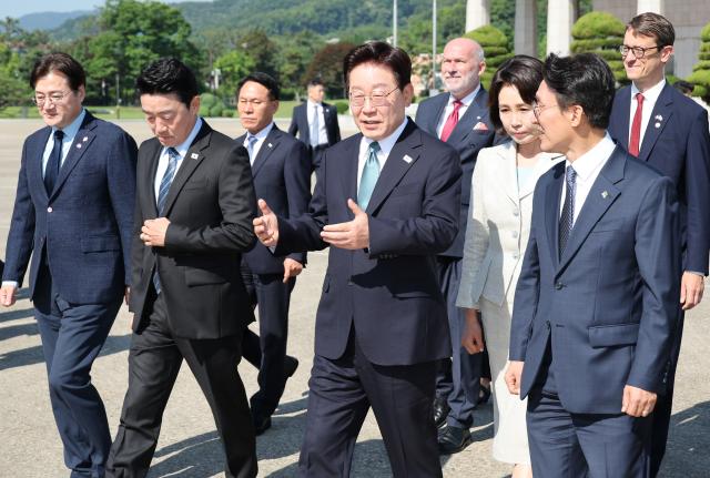 주요7개국G7 정상회의 참석과 유럽 순방을 위해 출국하는 이재명 대통령이 9일 성남 서울공항에서 공군 1호기로 이동하며 김민석 국무총리와 대화하고 있다 사진연합뉴스