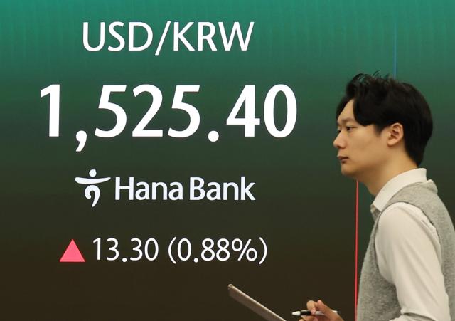 Employees work in the dealing room of Hana Bank's headquarters in Jung-gu, Seoul, on June 10. The won-dollar exchange rate opened at 1,525.0 won, up 12.9 won from the previous day. Photo: Yonhap News