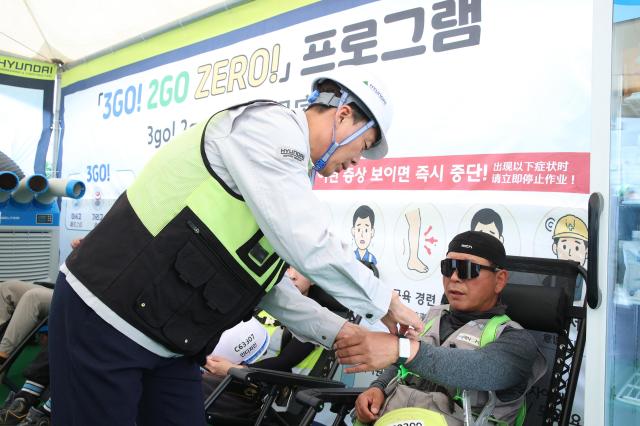 가좌 테크센터 현장에서 현대건설 신재점 CSO가 온열질환 예방 프로그램의 일환으로 체열 감지 웨어러블 장비를 통해 근로자 건강 상태를 체크하고 있다 사진현대건설