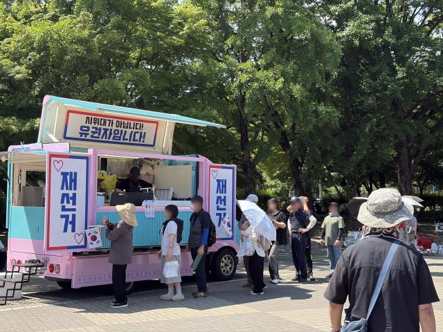 이날 집회에 참가한 시민들이 음료를 마시기 위해 커피차에 줄을 서있는 모습 사진원은미 기자