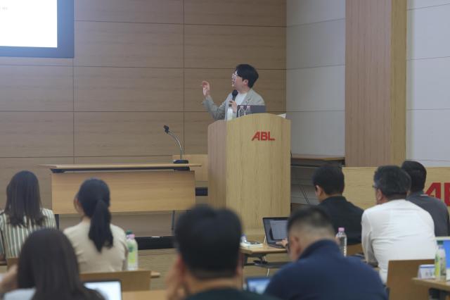 ABL생명이 지난 1일과 8일 서울 영등포구 ABL생명 본사 대강당에서 관리자 43명을 대상으로 AI 리더십 프로그램을 개최했다 사진ABL생명