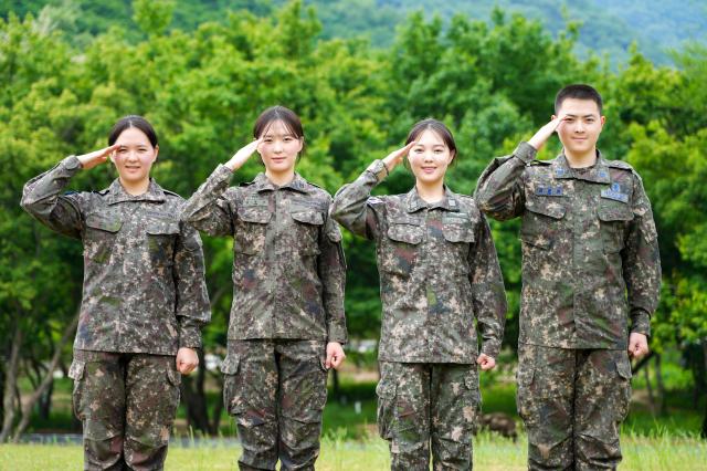 육·해·공군 부사관으로 복무 중인 왼쪽부터김문정 중사 김문소 중사 김태희 중사 김준원 하사 4남매가 호국보훈의 달을 맞아 대한민국을 지키는 군인으로서 사명과 다짐을 담아 경례를 하고 있다 사진육군
