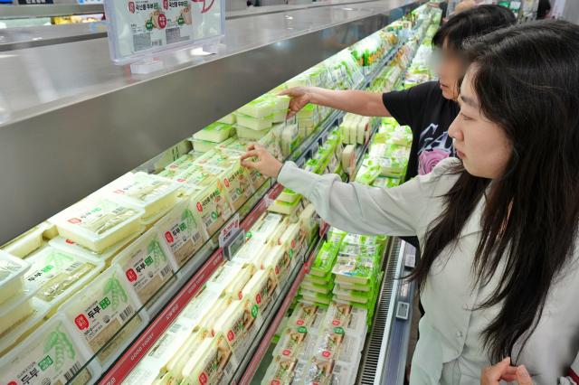 Shoppers purchase 'Today’s Good Tofu' at Lotte Mart in Songpa-gu, Seoul on June 9.