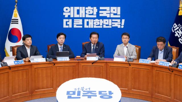 더불어민주당 정청래 대표가 10일 국회에서 지방선거 이후 처음으로 열린 최고위원회의에서 발언하고 있다사진연합뉴스